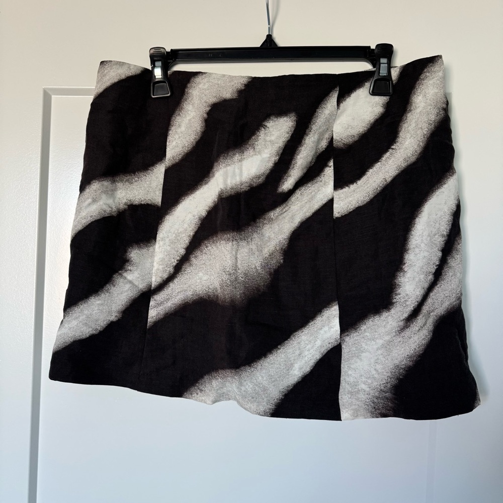 H&M NWT Linen Blend Zebra Print Mini Skirt Black White Size 10 Trendy Resortwear